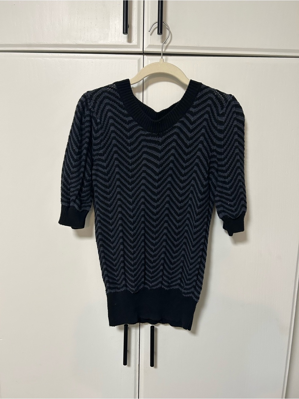 Evereve Women’s Black Chevron Knit Short-Sleeve Sweater